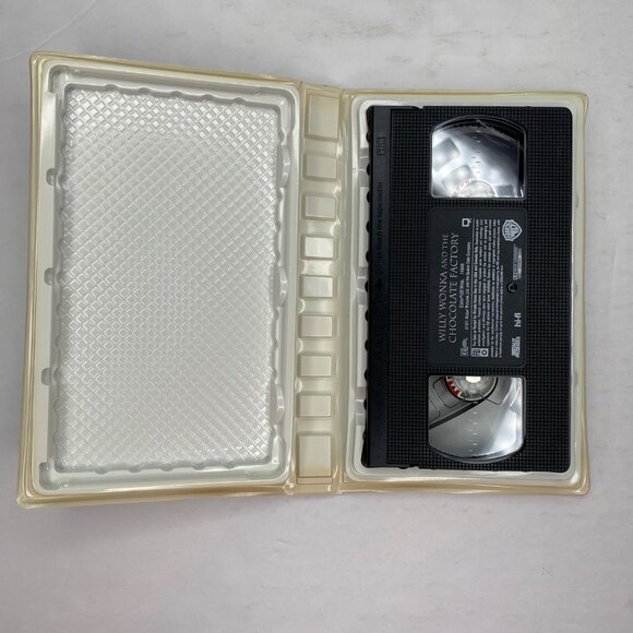 Vintage Willy Wonka & The Chocolate Factory 25th Anniversary VHS Tape Clamshell - Picture 6 of 8